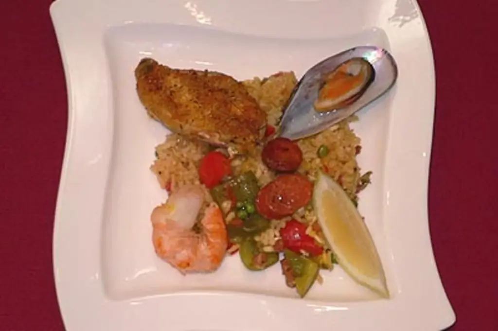 Испанская паэлья с мясом и рыбой