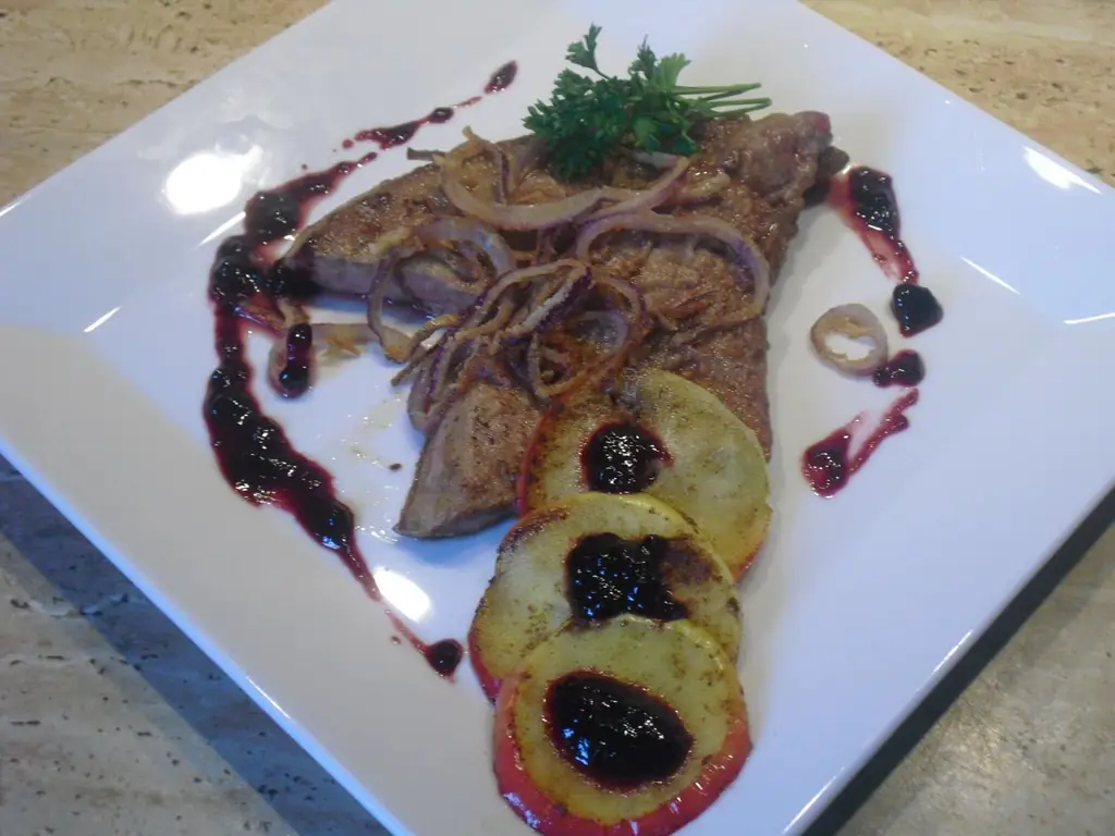 Телячья печень, обжаренная на сливочном масле