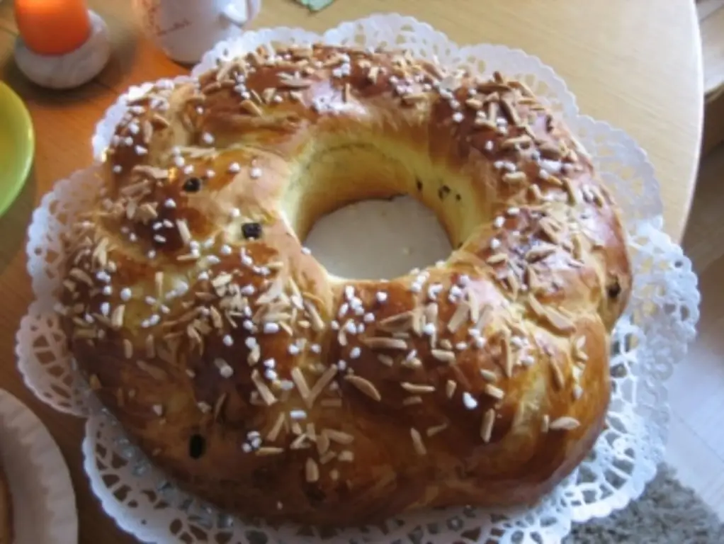 Дрожжевой венок воздушный, пушистый, достойный