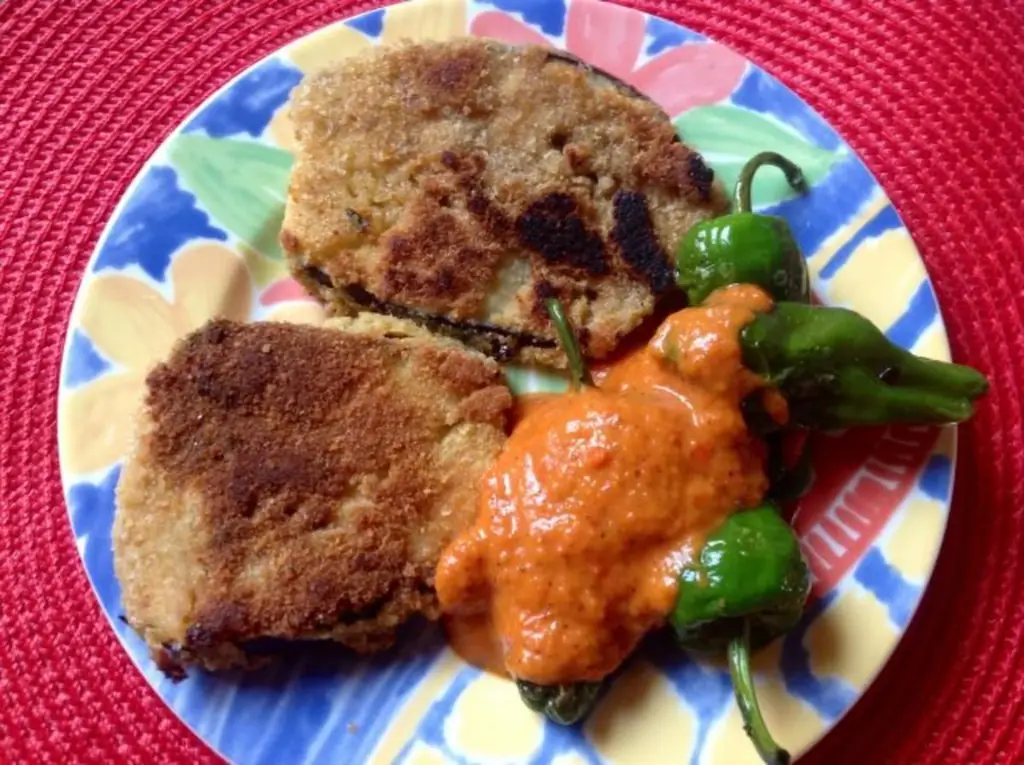 Эскалоп из баклажанов с жареным перцем и соусом из финикового перца