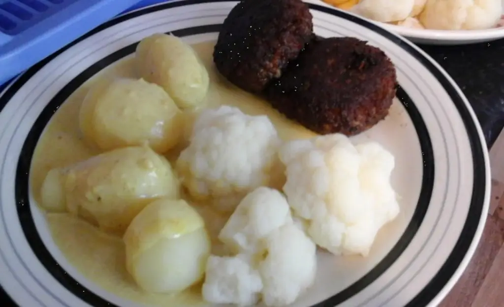 Острые фрикадельки с цветной капустой, картофелем и карри