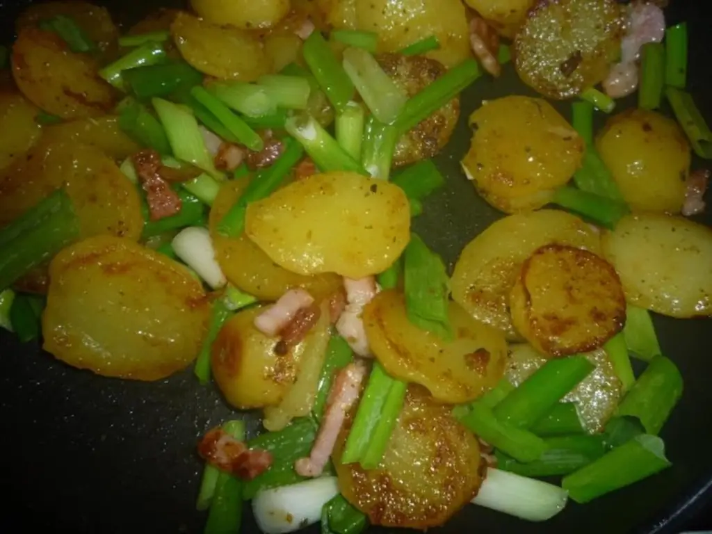 Жареный картофель с зеленым луком