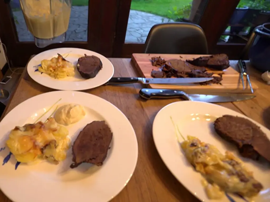 Региональный благородный олень с картофельным гратеном на нежном пюре из сельдерея