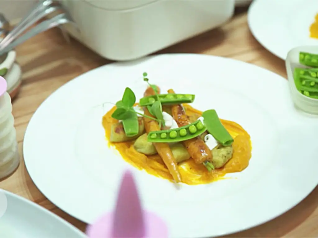 Гороховые ньокки, бэби-морковь, снежный горошек и рикотта