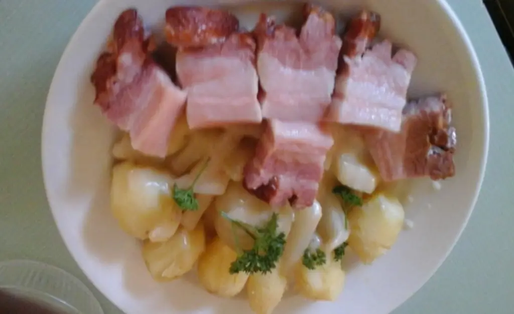 Копченый бекон с тройняшками и кольраби в соусе
