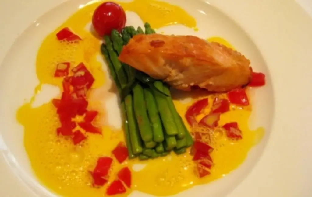 Филе дикого лосося с тайской спаржей на шафране