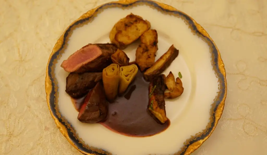 Филе оленины в соусе из бузины с клецками из каштановой салфетки и луком-пореем