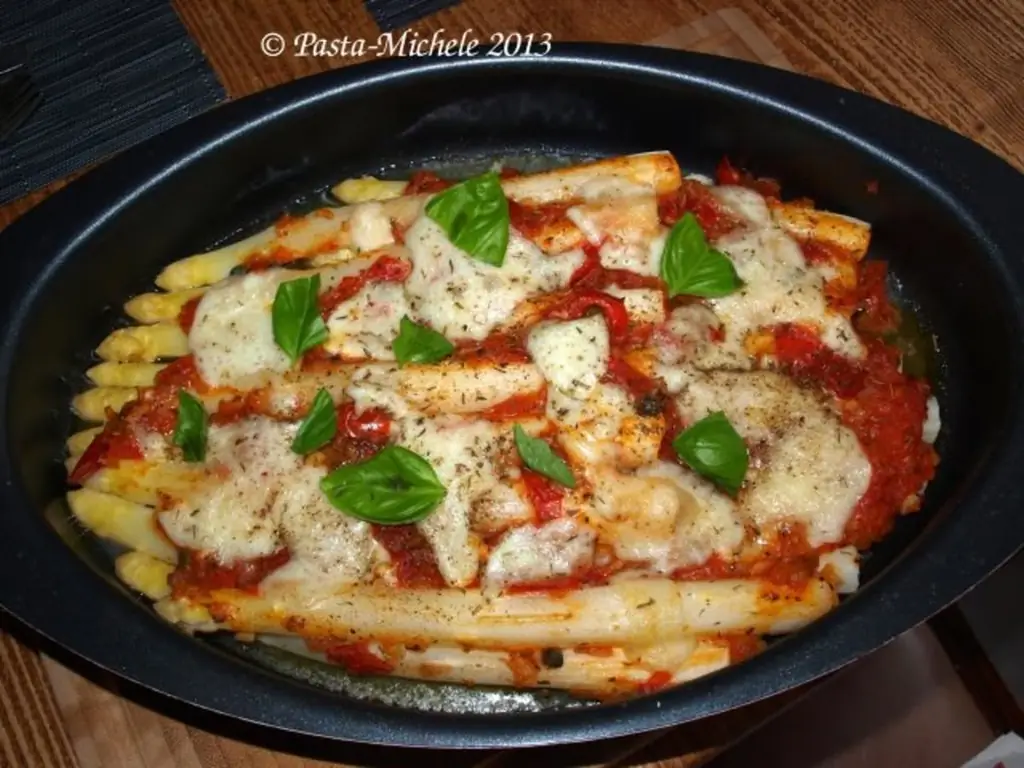 Спаржа, запеченная по-итальянски с помидорами и моцареллой