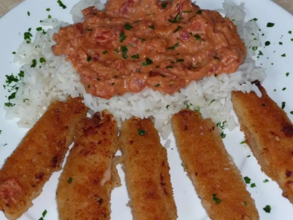 Рулетики из куриной грудки с томатным рисом Рулетики из куриной грудки с томатным рисом