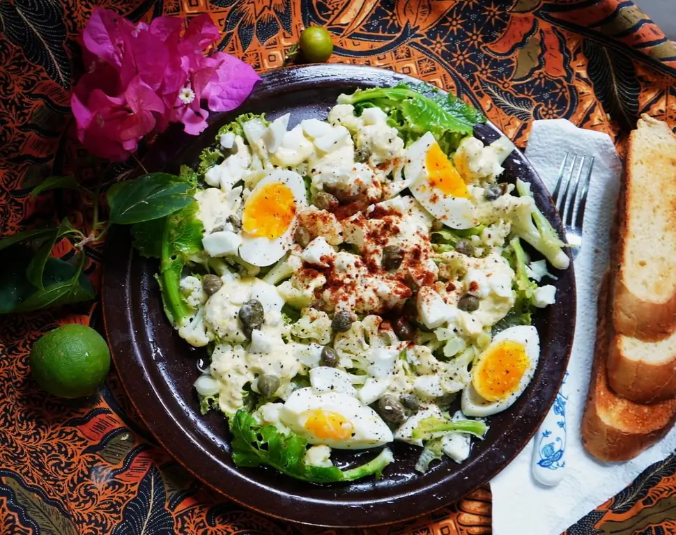 Салат из цветной капусты с яйцом и лолло бионда
