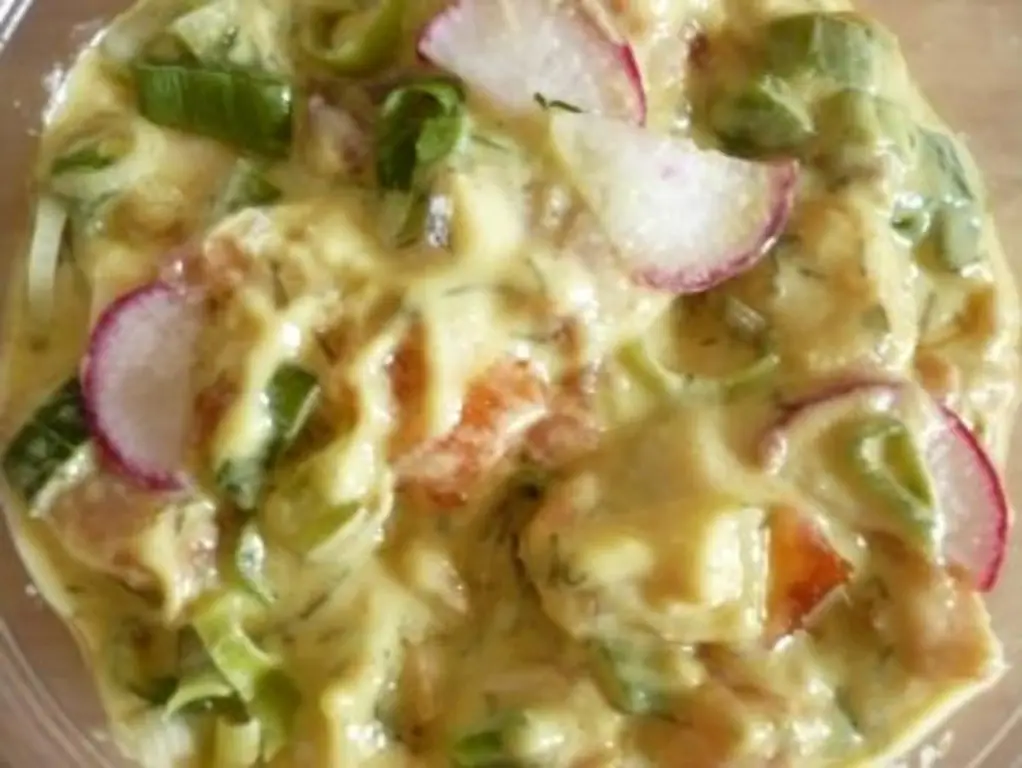 Салат из лосося с яичным желтком и сахаром
