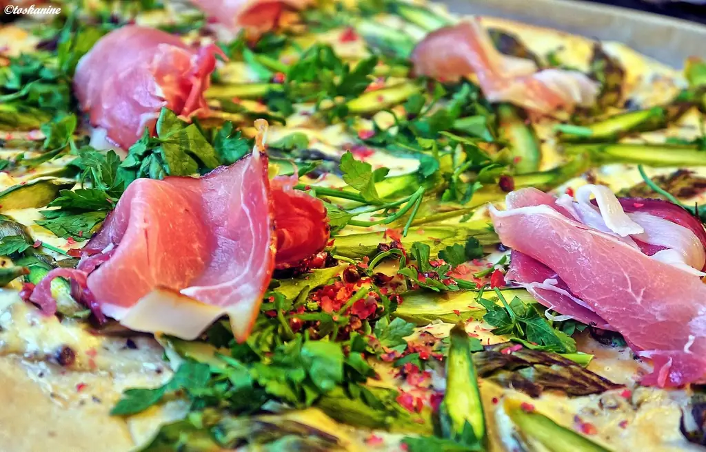 Flammkuchen с зеленой спаржей и ягодами розового перца и шварцвальдской ветчиной