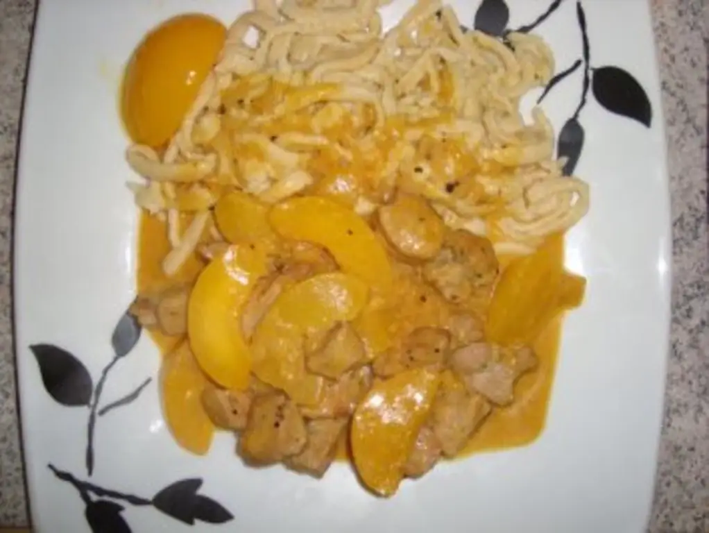 Мясные блюда: Гуляш из свинины с персиками