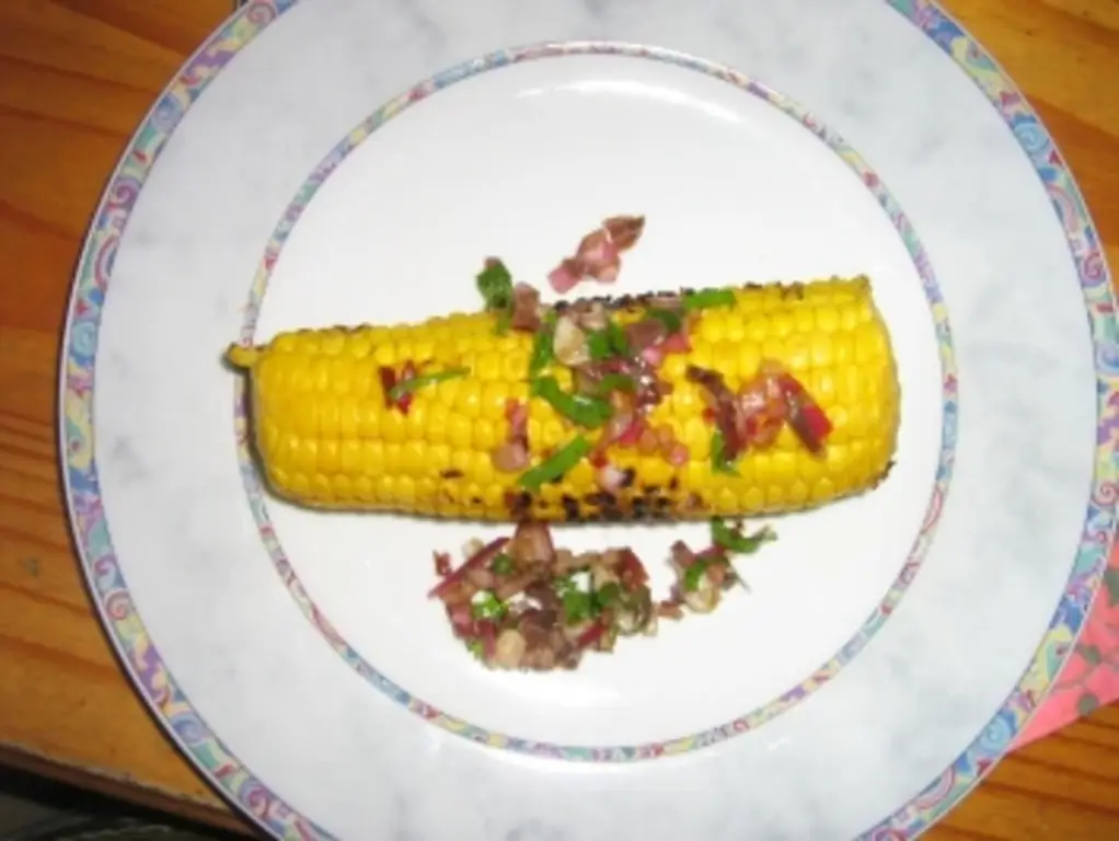 Жареная кукуруза в початках с луковой сальсой
