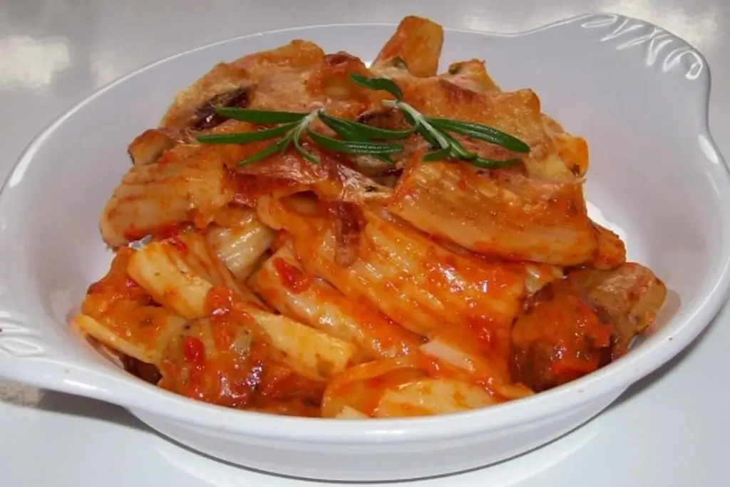 Острая запеканка из макарон с колбасой и паприкой с зеленью