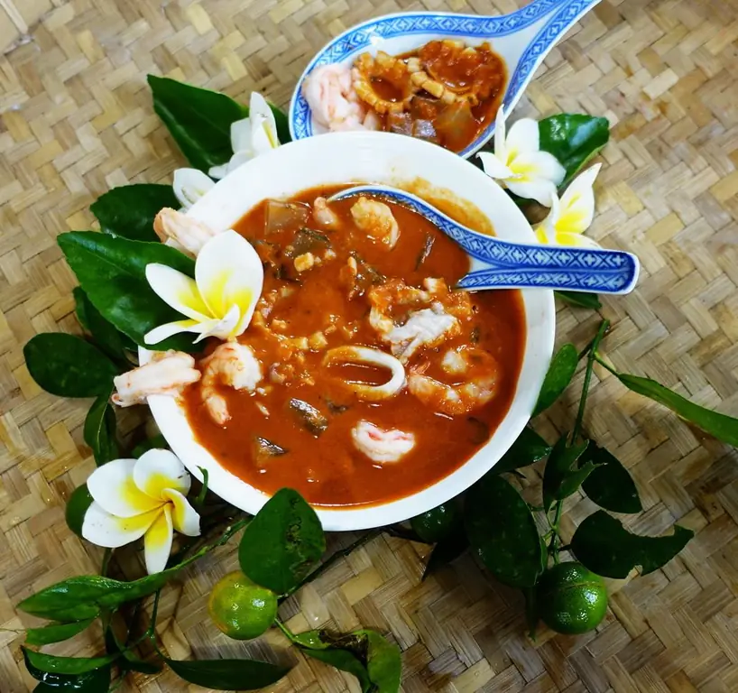 Красный суп карри с креветками и кальмарами