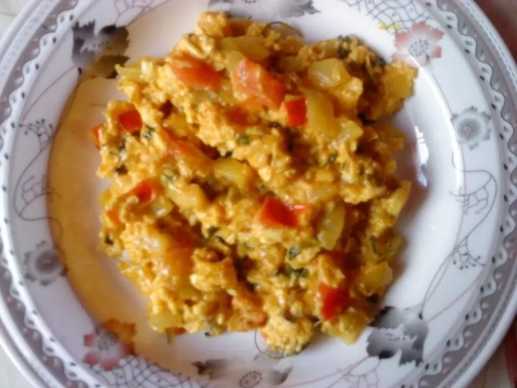 Яичница с помидорами и луком