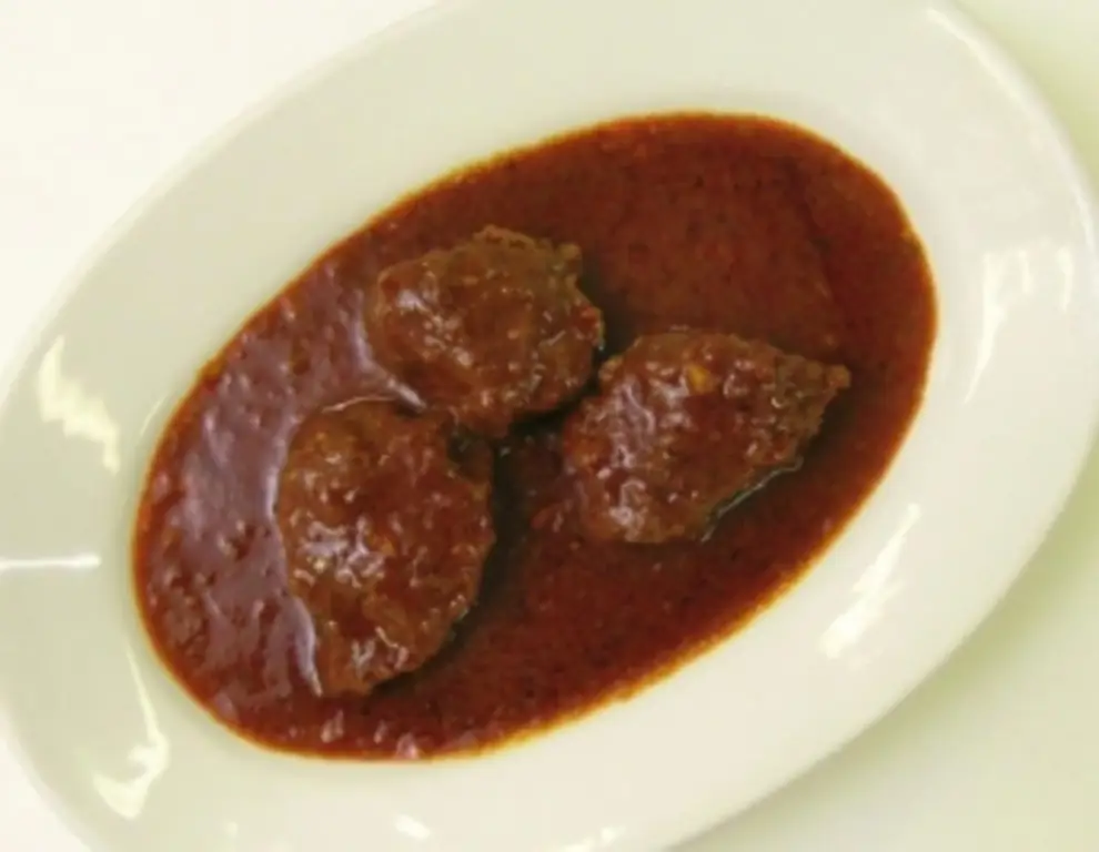 Говяжий гуляш с говяжьим гуляшом (пыжом) и луком