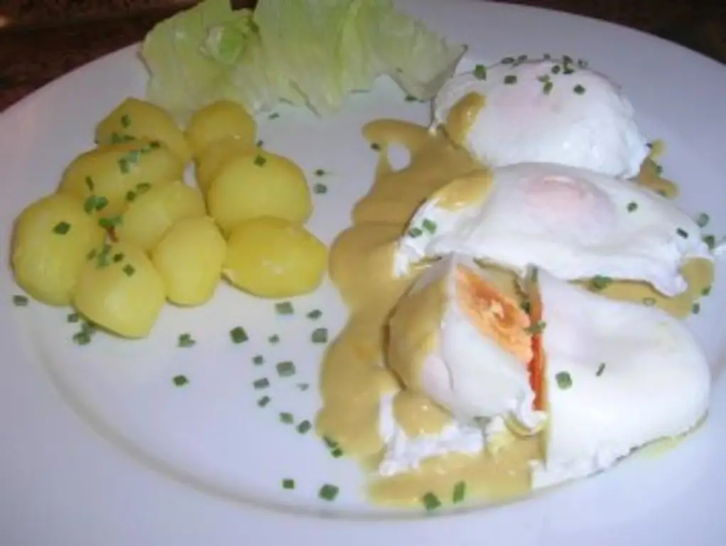 Яйца пашот в горчичном соусе, отварной картофель, салат