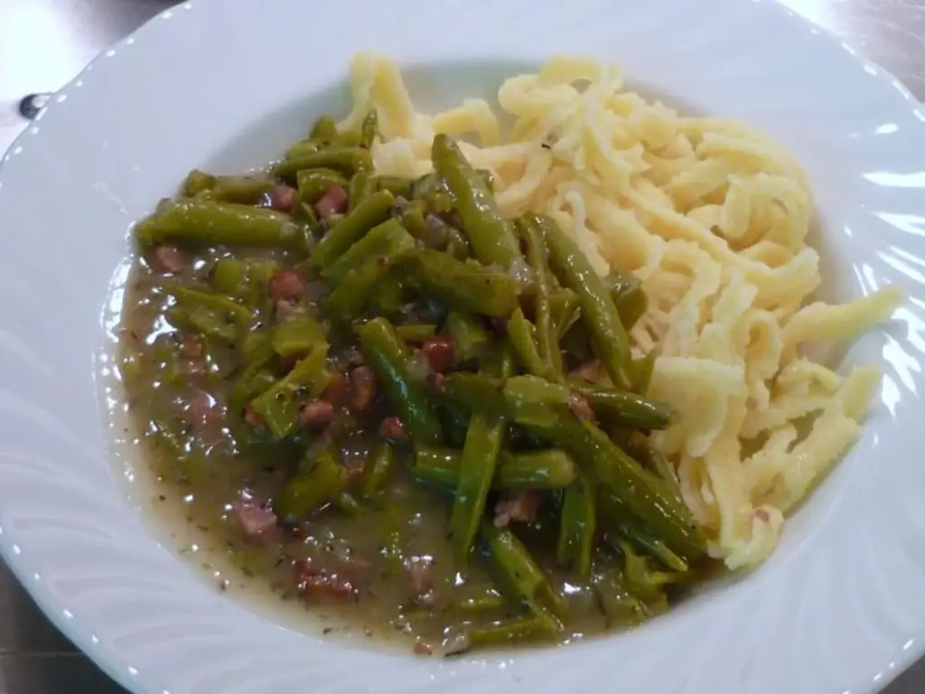 Шпецле с фасолью .Бабушкин рецепт немного изменился (использовалась фасоль - консервированная и готовая шпецле)