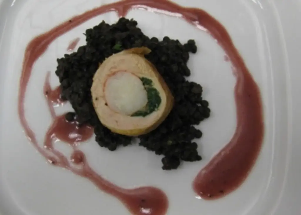 Фаршированная грудка цесарки с чесночным соусом на чечевице из белуги и соусом из красного вина