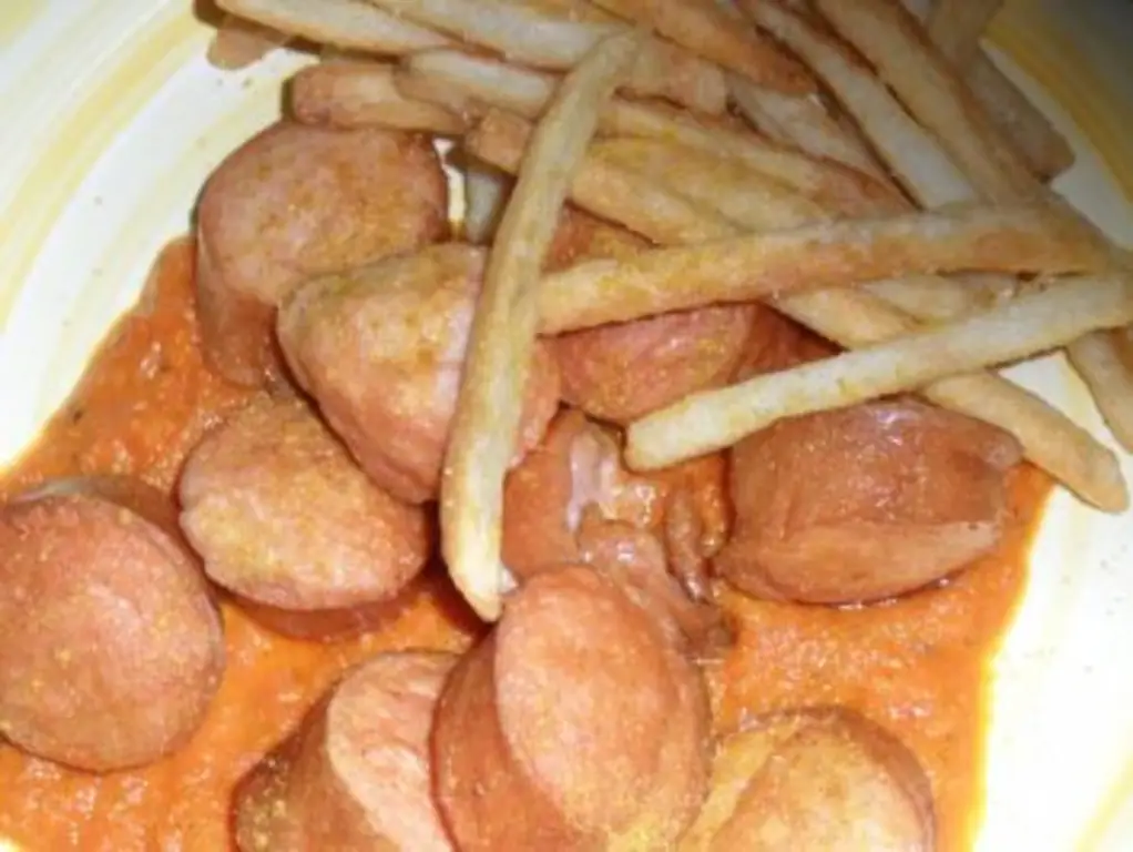 Нарезанная гигантская колбаса с фруктовым карри