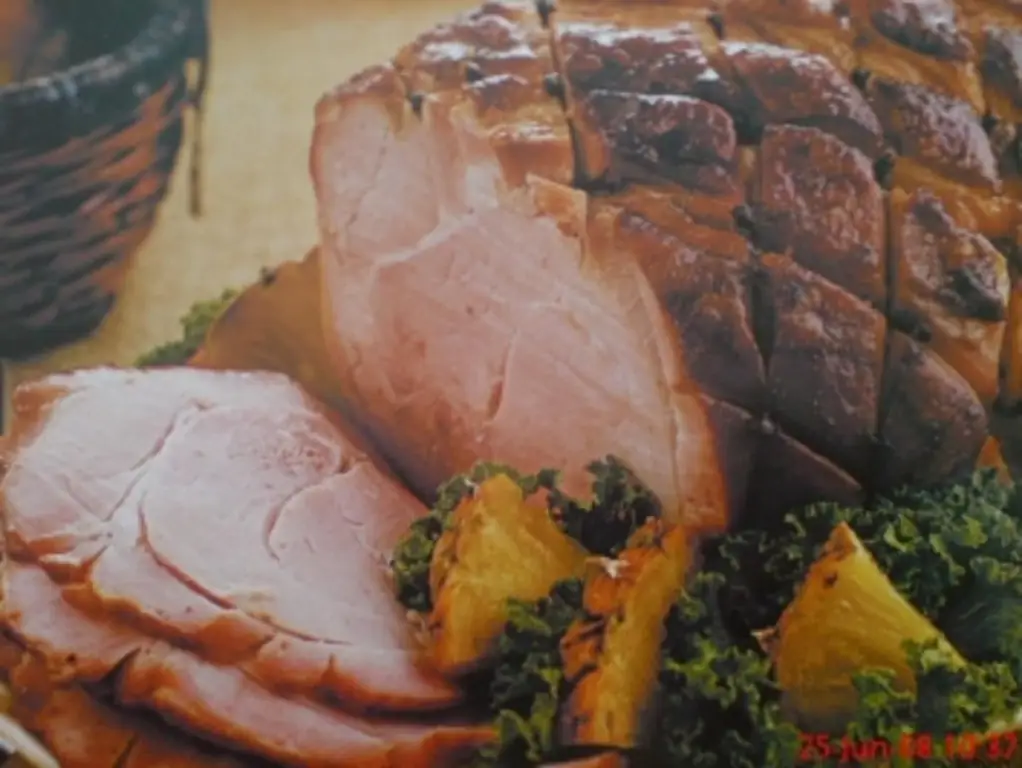 Ветчина с ананасом в духовке