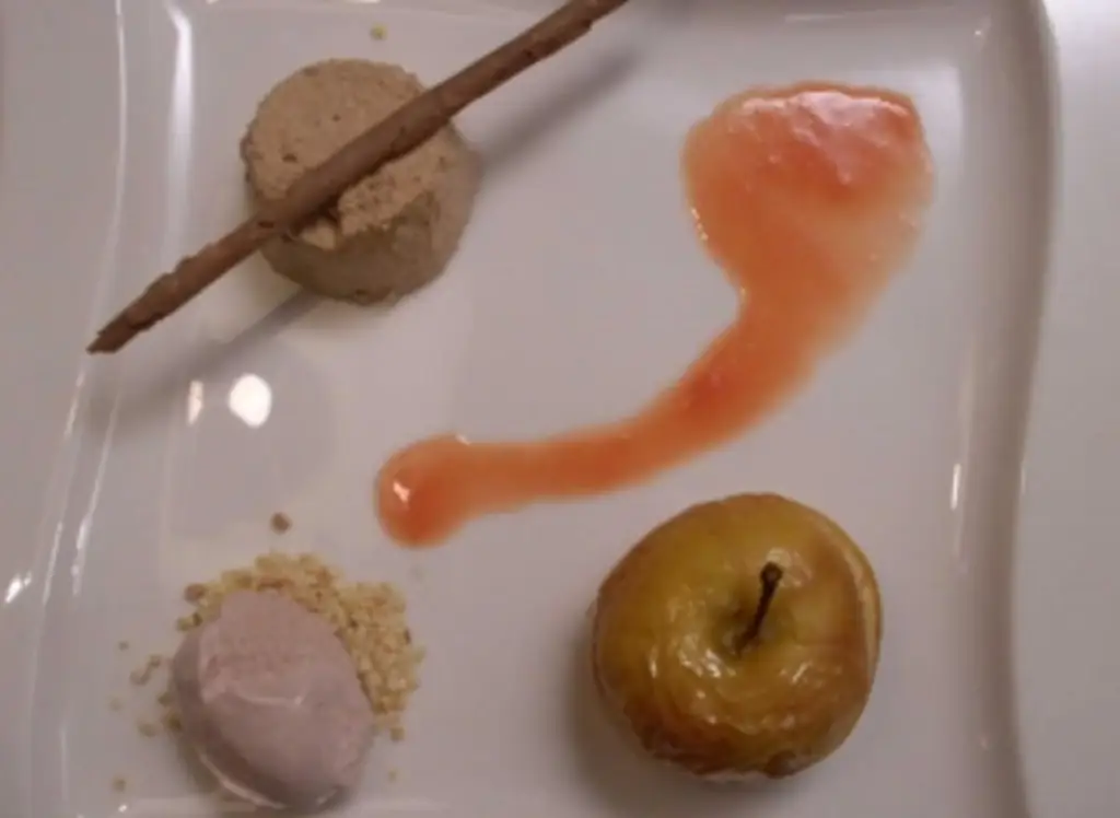 Горячее печеное яблоко с мороженым из глинтвейна и пряничным кремом