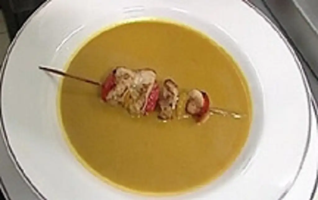 Крем-суп с карри и разноцветными куриными шашлычками