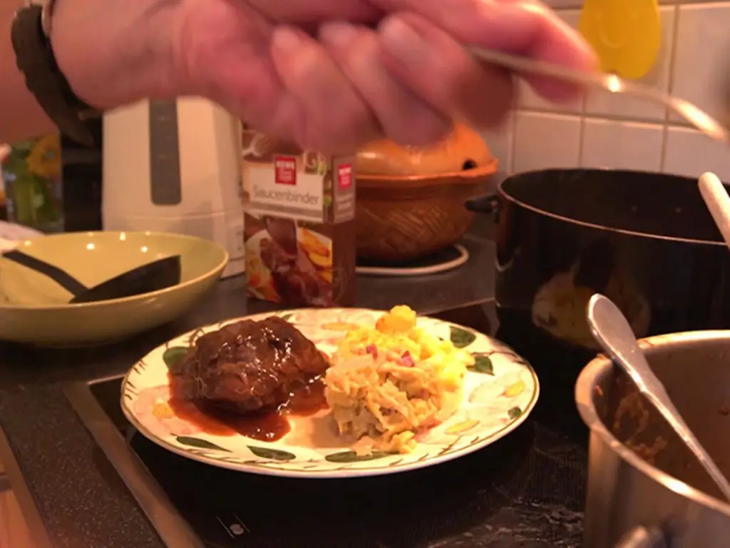 Тушеные телячьи щечки на пене из белых грибов с кремом из савойской капусты