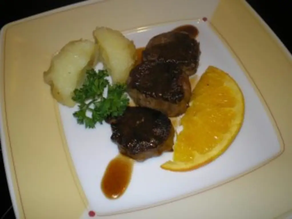 Медальоны из оленя с фламбированным ломтиком апельсина