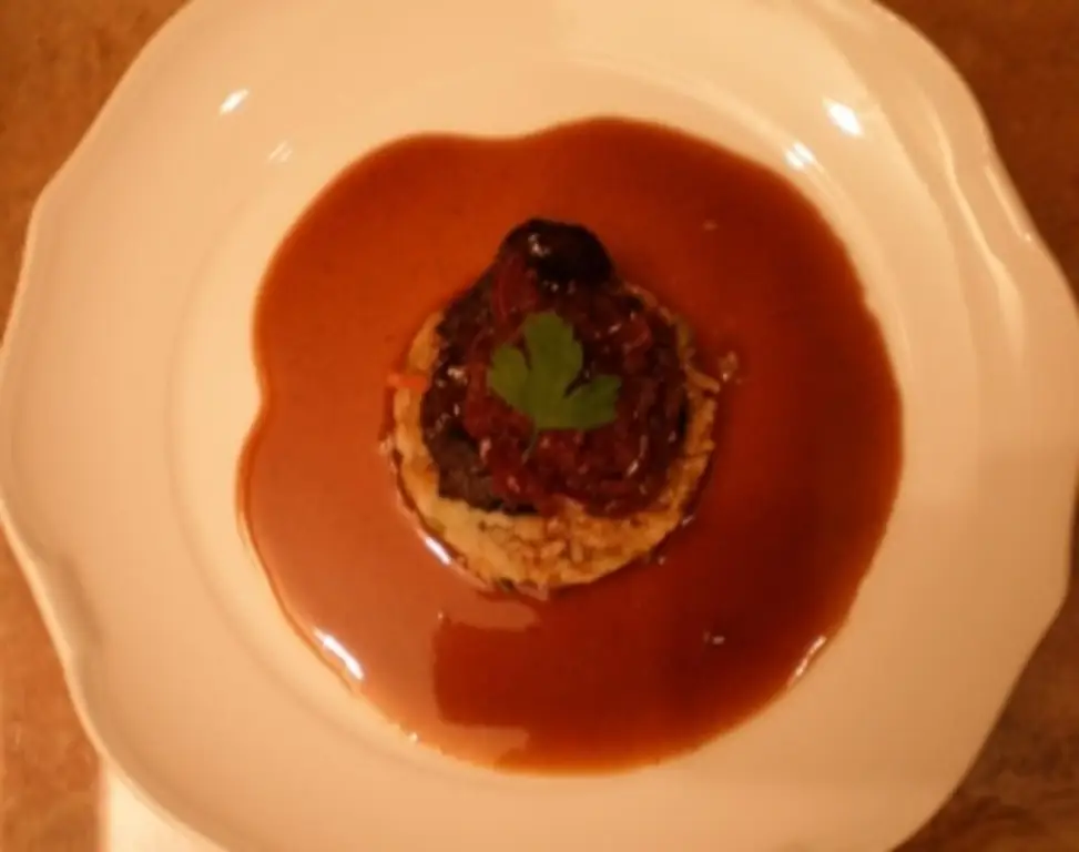 Тушеные телячьи щечки с овощным рисом и луковым джемом