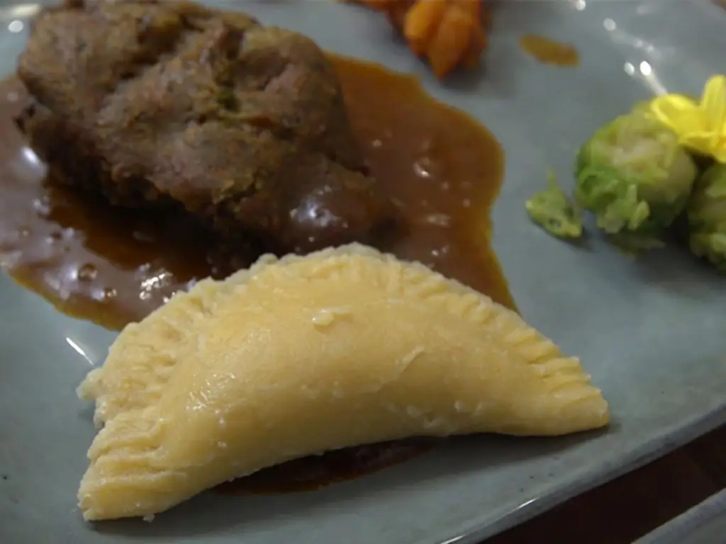 Райка из оленины, покрытая каштановыми травами и дикими травами