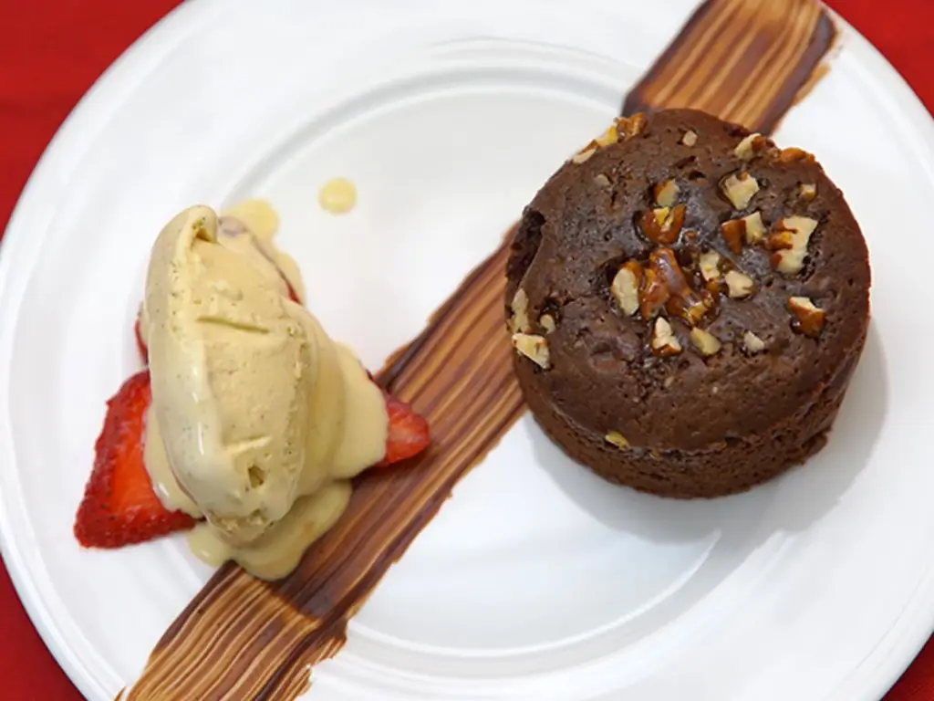 Tortino al cioccolato dal cuore morbido с мороженым из бобов тонка