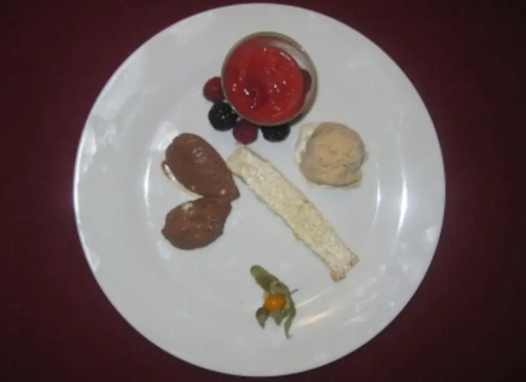 Мороженое из бобов тонка, шоколадный мусс и малиновый суп