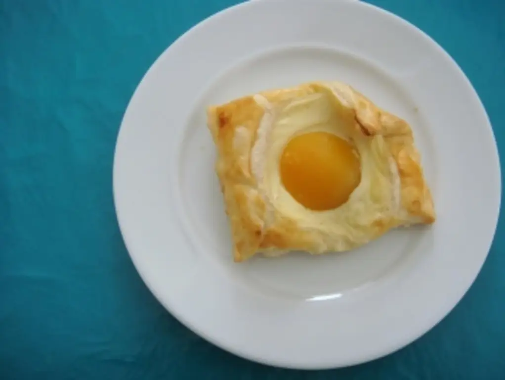 Торт: Слоеное тесто с заварным кремом и абрикосами