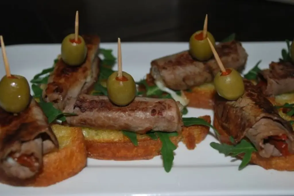 Roastbee rolls с моцареллой и вялеными томатами на тосте