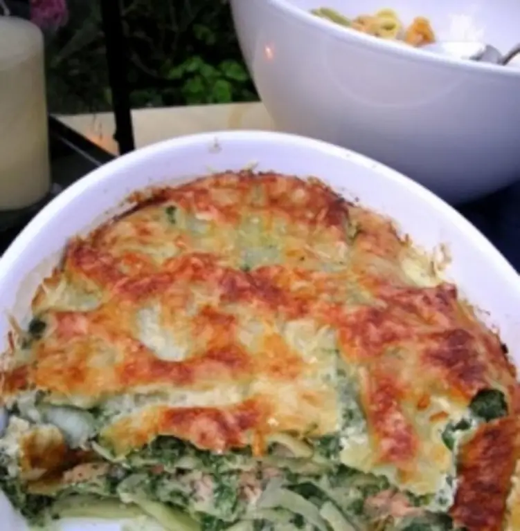 Лазанья из лосося со шпинатом и сыром фета