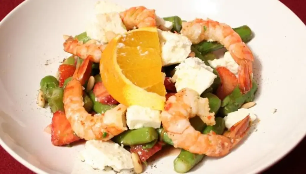 Клубничный салат с зеленой спаржей, козьим сыром, кедровыми орешками и креветками
