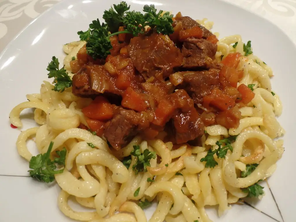 Гуляш из глинтвейна со шпецле из петрушки