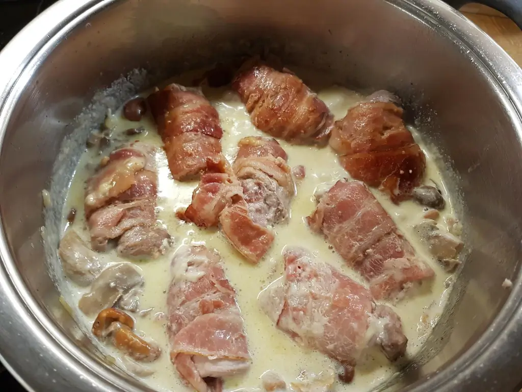 Шницель рулетики с сырной начинкой в смешанном грибном соусе