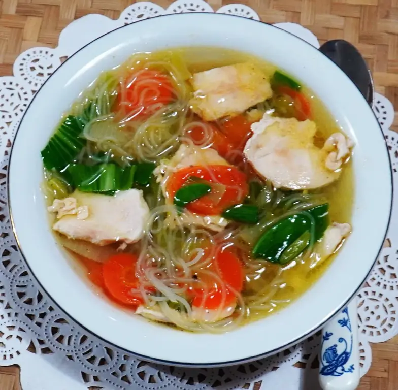 Прозрачный балийский куриный суп со стеклянной лапшой