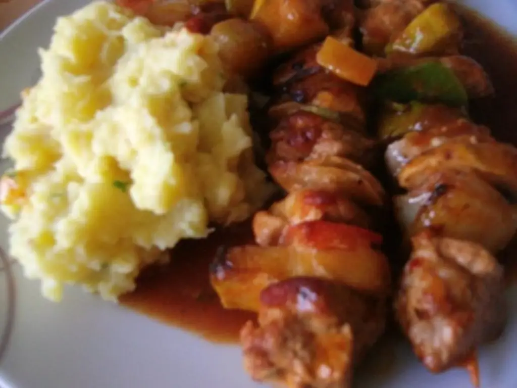 Разноцветные мясные шашлычки в томатном соусе