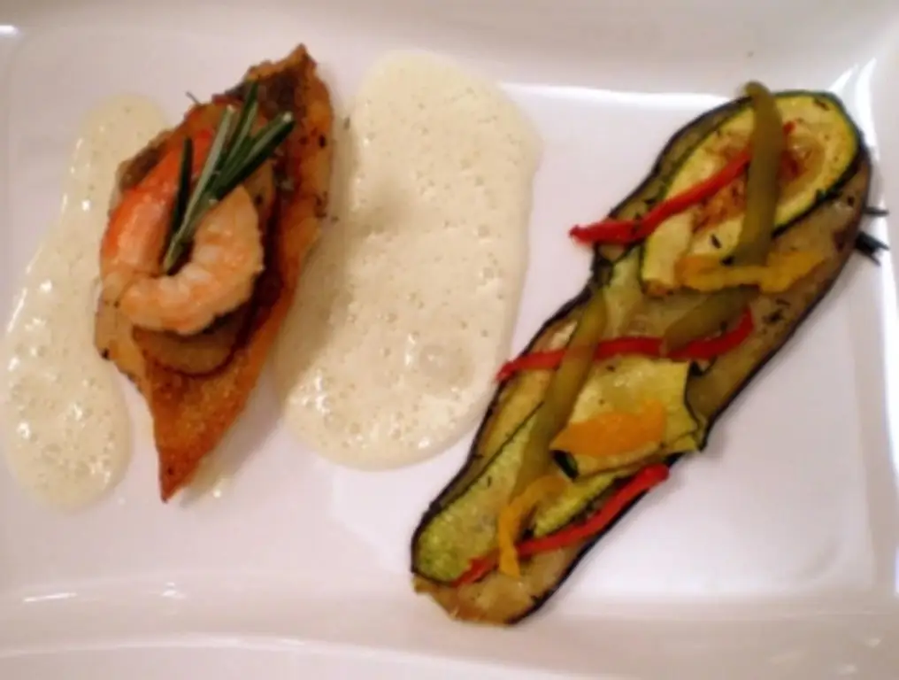 Филе судака под топпингом из розмарина с пеной из лайма на салате антипасти