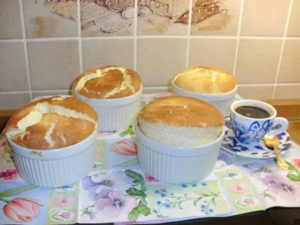 Десерт из творожного суфле