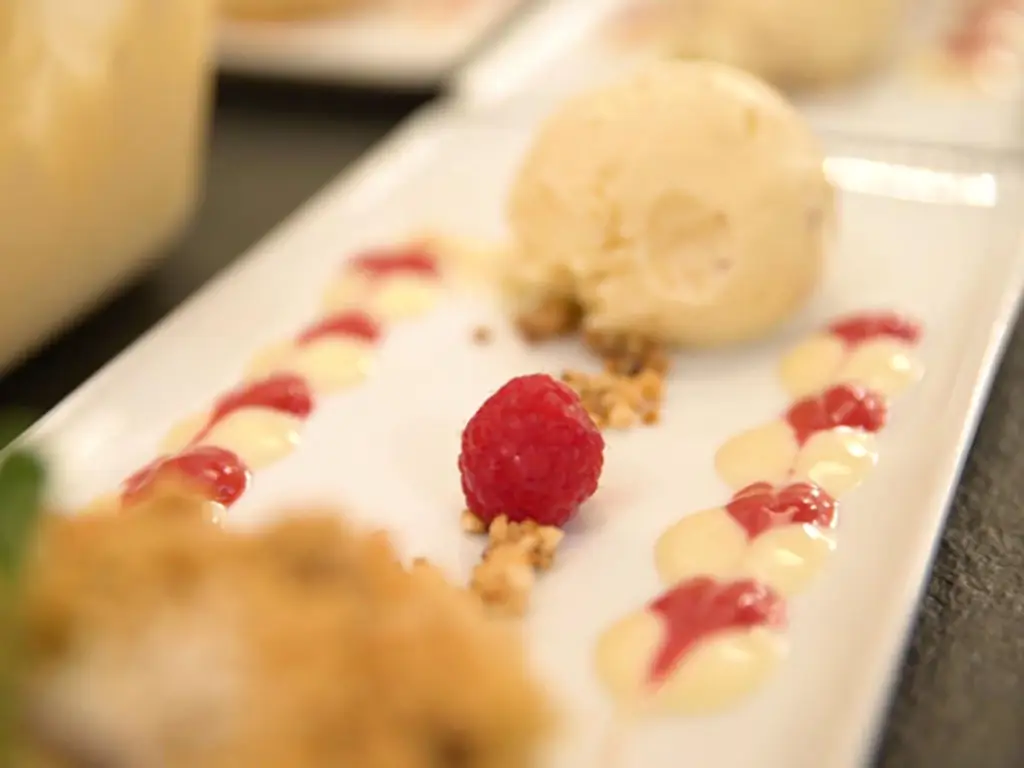 Грушевый крамбл с мороженым из макадамии