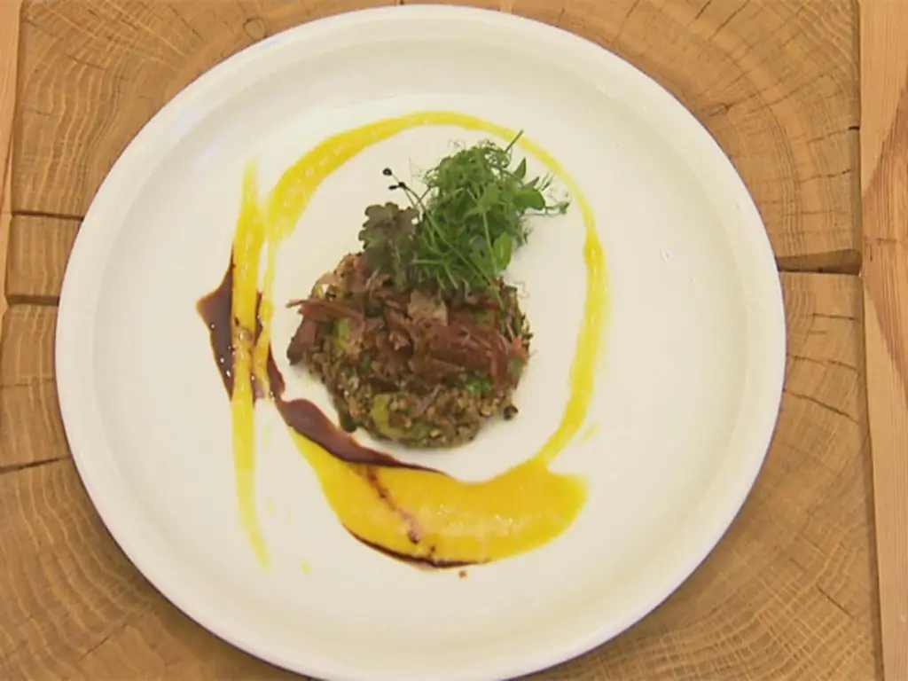 Салат из киноа с дикой брокколи, каламанси, утиная ножка конфи (Kolja Kleeberg)