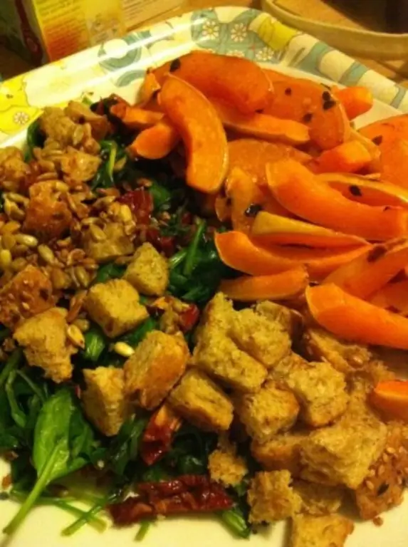 Жареная тыква с салатом из шпината и жареными семечками подсолнуха