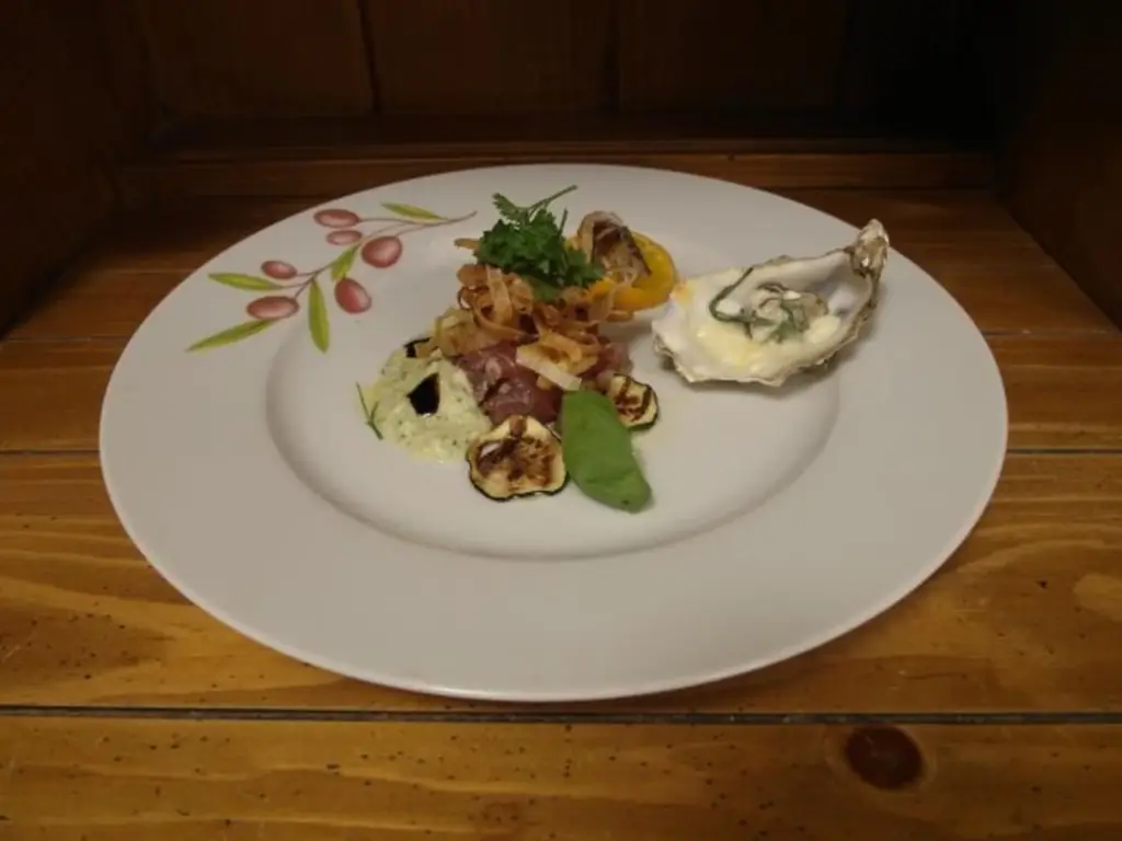 Тартар из тунца в креме из цуккини