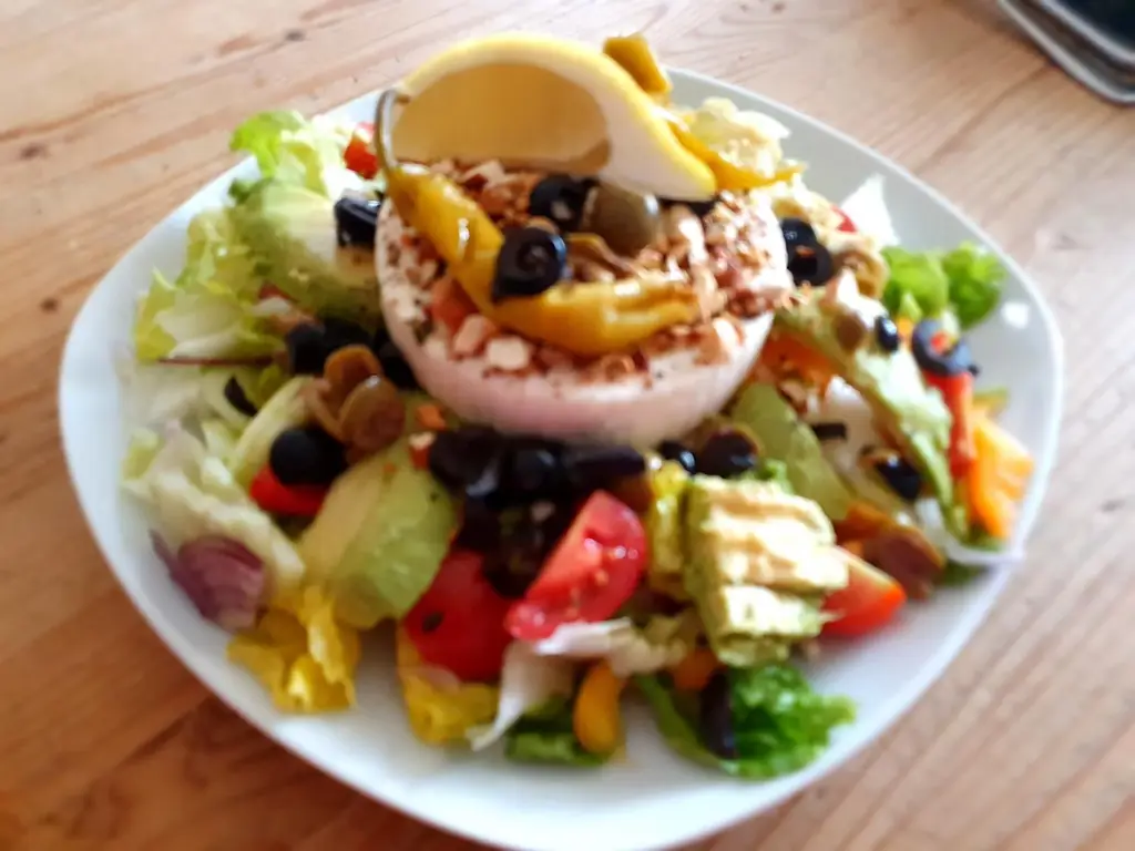 Жареный сыр фета с орехами